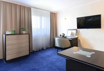 Фото номера Номер Делюкс с кроватью размера «queen-size» Отель Hotel IKAR г. Быдгощ 4