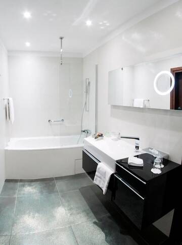 Фото номера Люкс с кроватью размера «king-size» Отель Holiday Inn Bydgoszcz г. Быдгощ 2